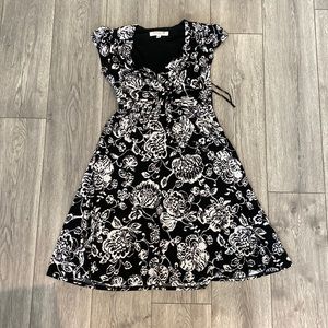 Black and white patterned dress size 6